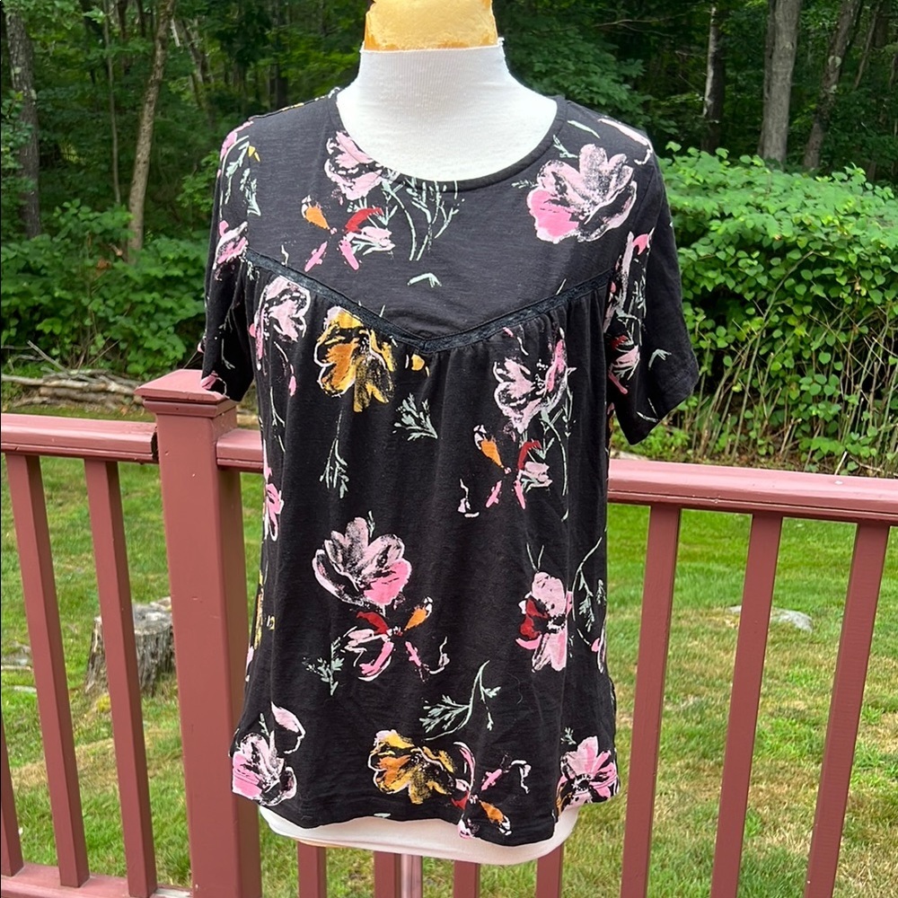 Fat Face SZ 6, black floral short sleeve top with lace inserts.